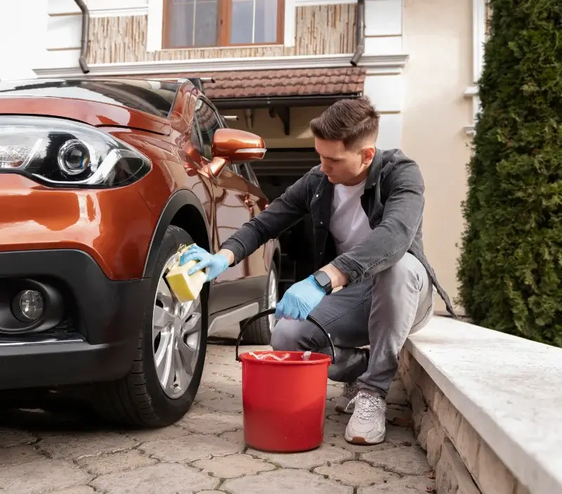 Lavage auto à domicile Vendrennes : professionnel intervenant sur un véhicule